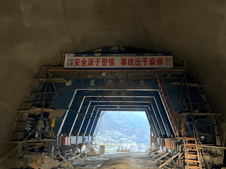 沿江高速XJ12合同段簸箕1#隧道双线二次衬砌全部浇筑完成 - 副本.jpg