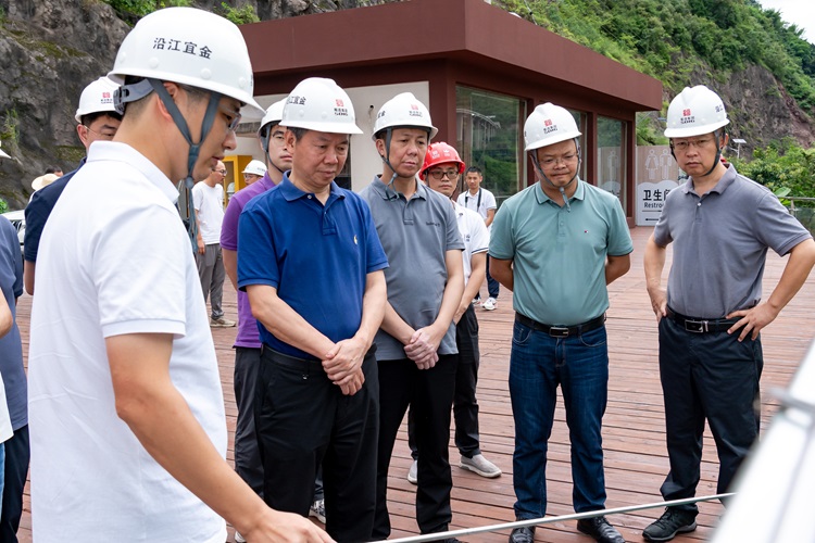 7月24日川高公司党委委员副总经理刘勇赴沿江宜金公司开展汛期安全包保检查 - 副本.jpg