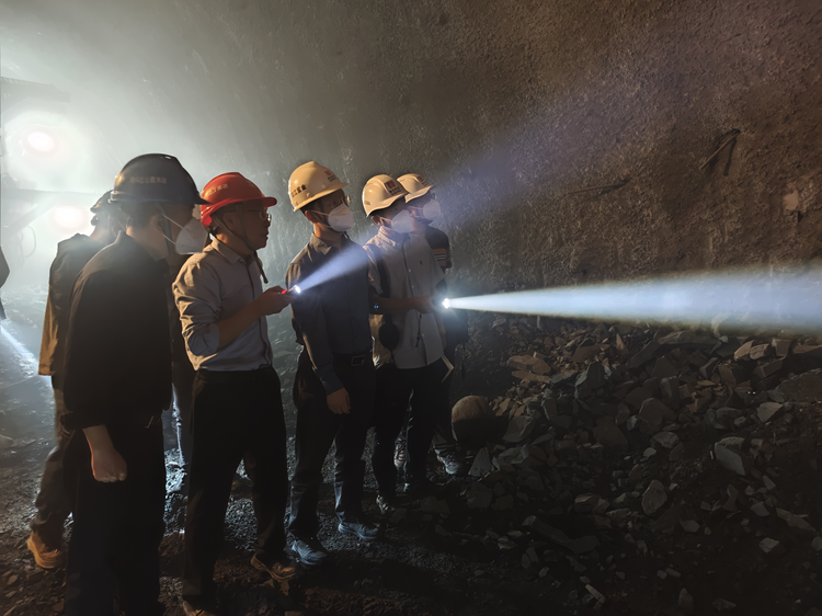 沿江宜金公司党委副书记、董事、总经理黄红亚赴雷波代表处辖区调研督导工程建设工作